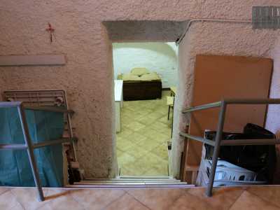 ...attraverso delle scale entriamo in un primo ambiente sotterraneo